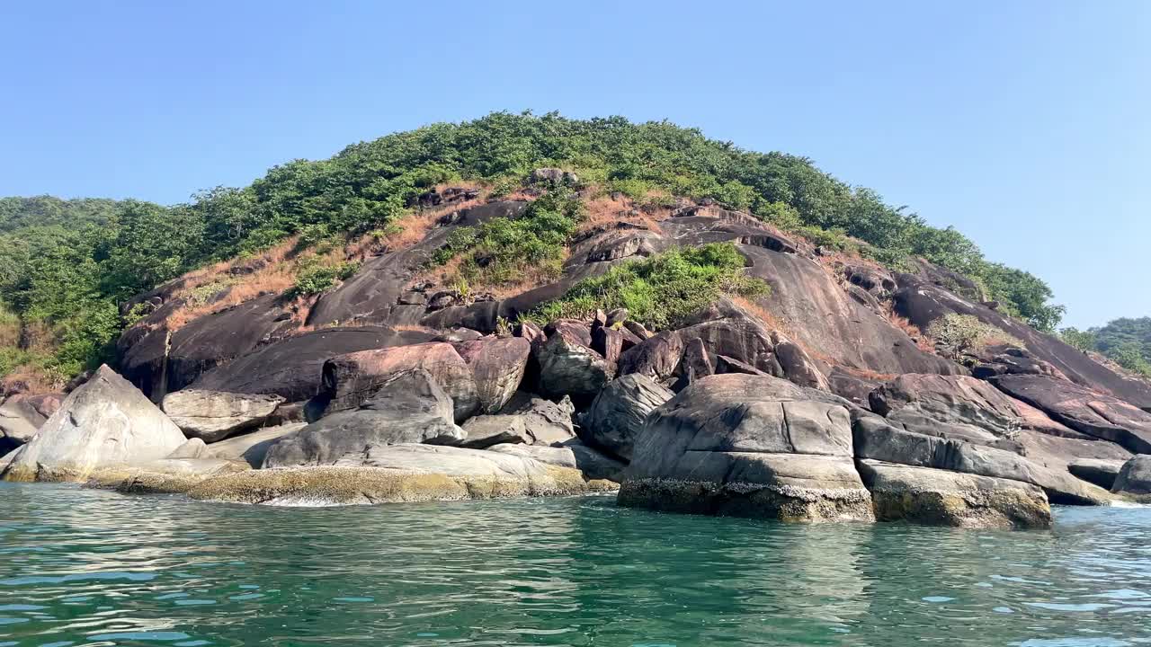 美丽的秘密蝴蝶海滩与岩石海湾果阿印度4K视频素材