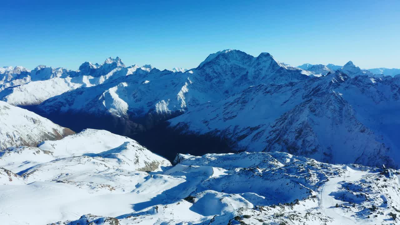 阿尔卑斯山的雪山在雾中视频素材