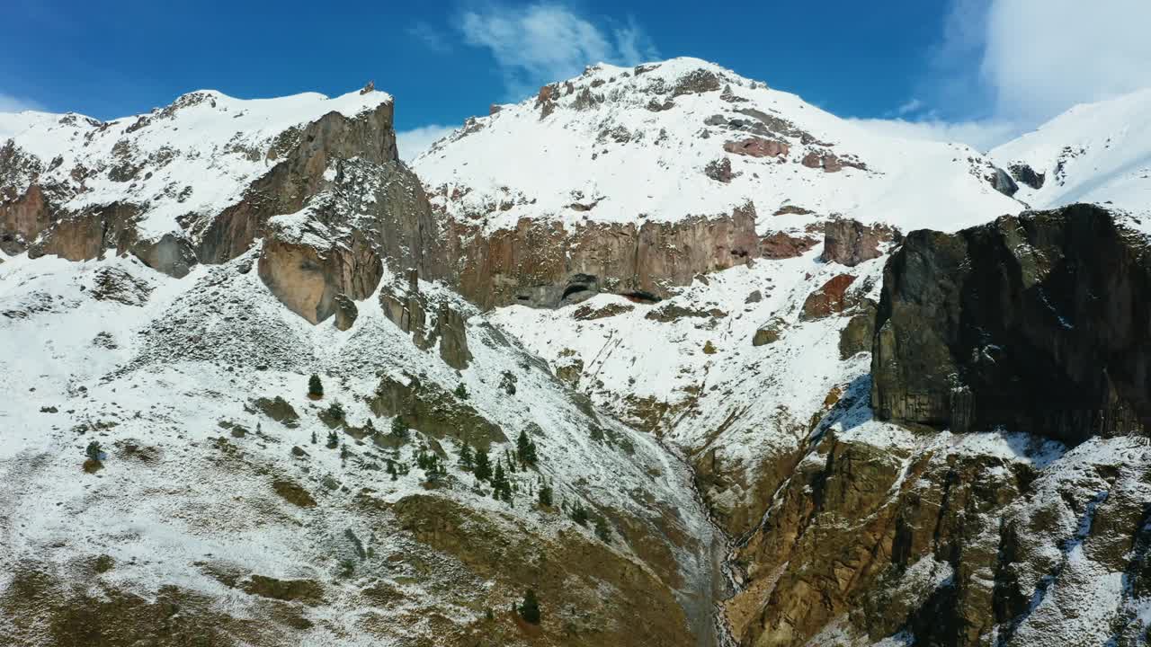 位于冰岛南部的神秘峡谷，名为Mulagljufur峡谷。冬季山顶下的瀑布和雪景。顶级旅游目的地视频素材