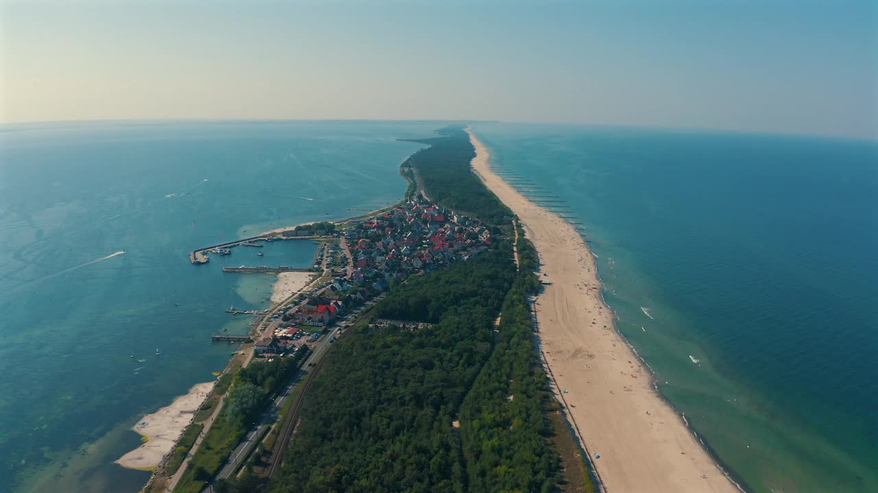 无人机在波兰赫尔半岛上空拍摄，背景是海滩和大海视频素材