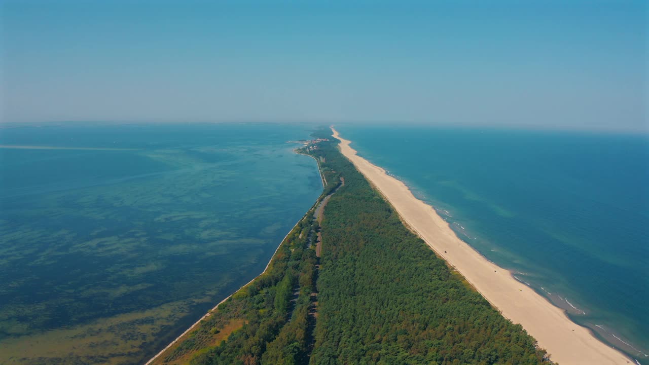 波兰赫尔半岛鸟瞰图，背景是波罗的海视频素材