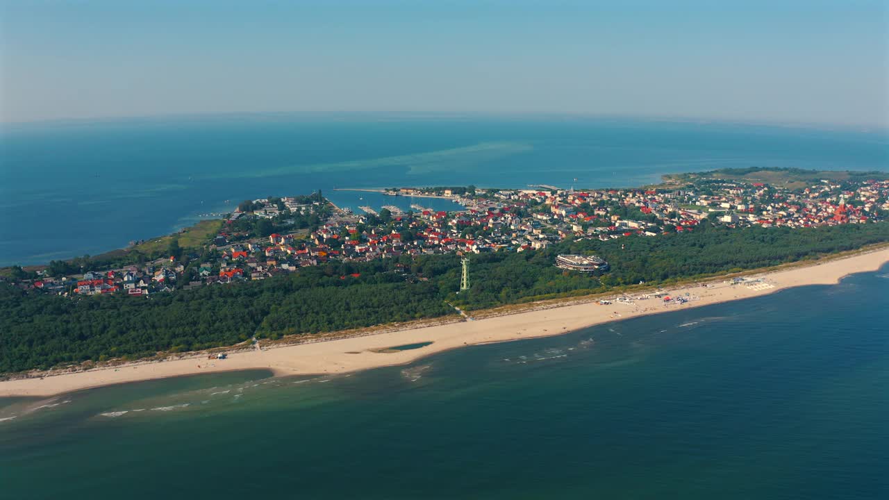 在阳光明媚的夏日，以波罗的海和海湾为背景，波兰雅斯塔尼亚的全景视频素材