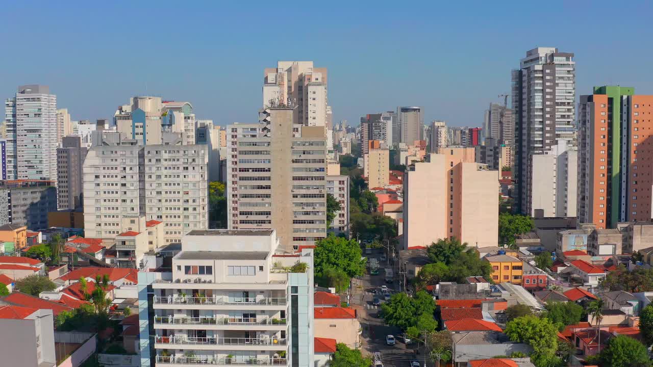 卡车右无人机运动的现代城市景观与干净的天空视频素材