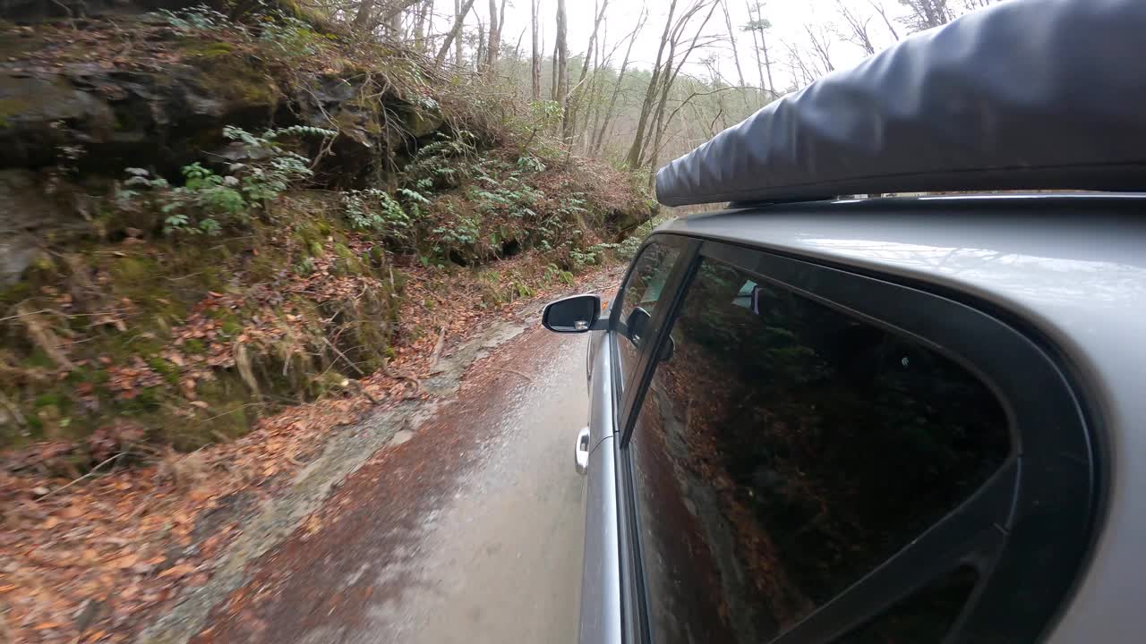 陆上车辆沿着风景优美的蜿蜒道路穿越山涧视频素材