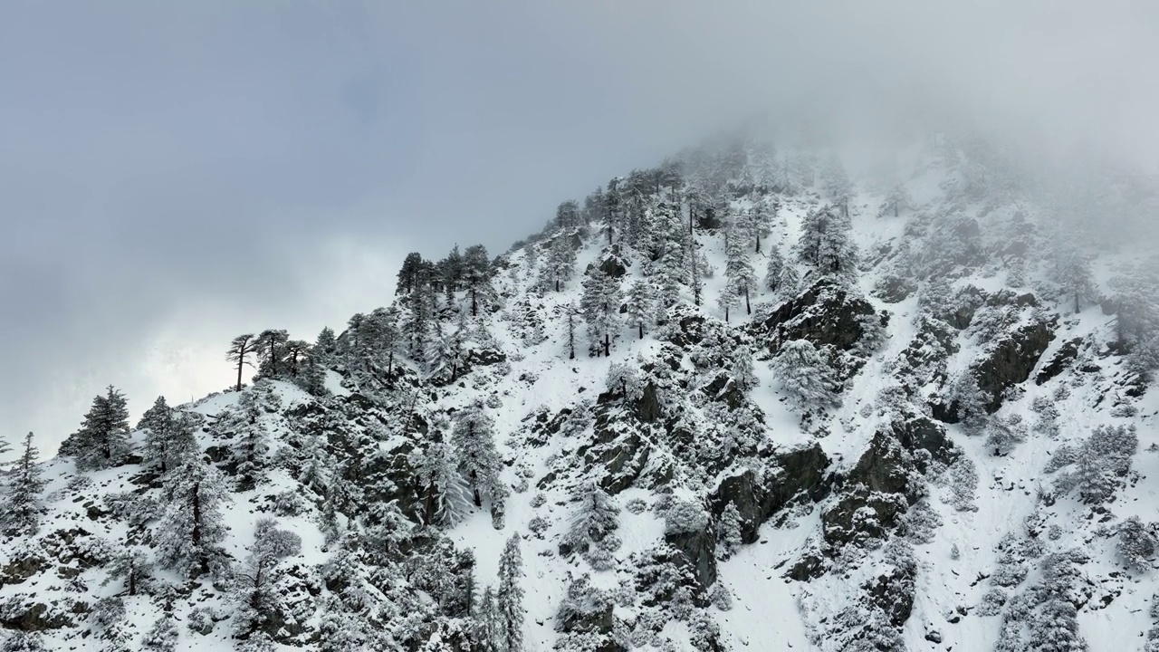 洛杉矶附近积雪覆盖的山脉航拍图视频素材