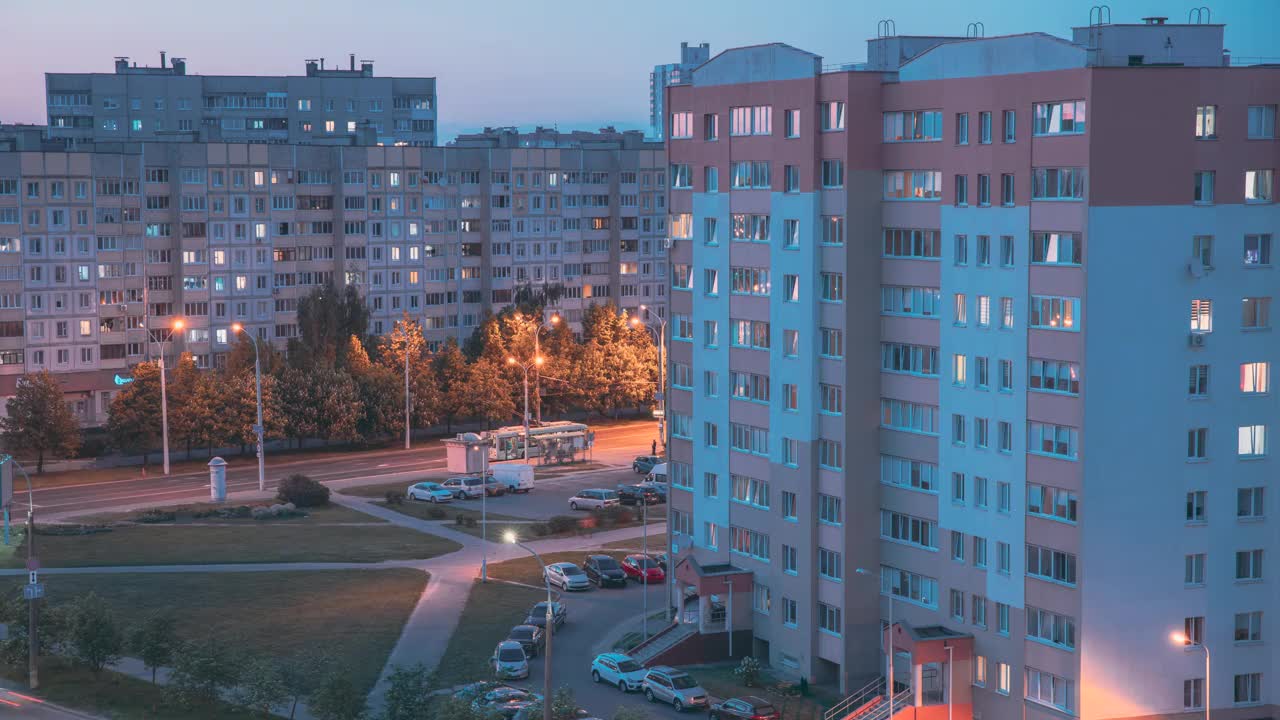 高架景观城市天际线。街道背景背景夜间延时。城市交通和高层住宅。高层房屋的延时夜景。夜间灯光照明延时视频素材