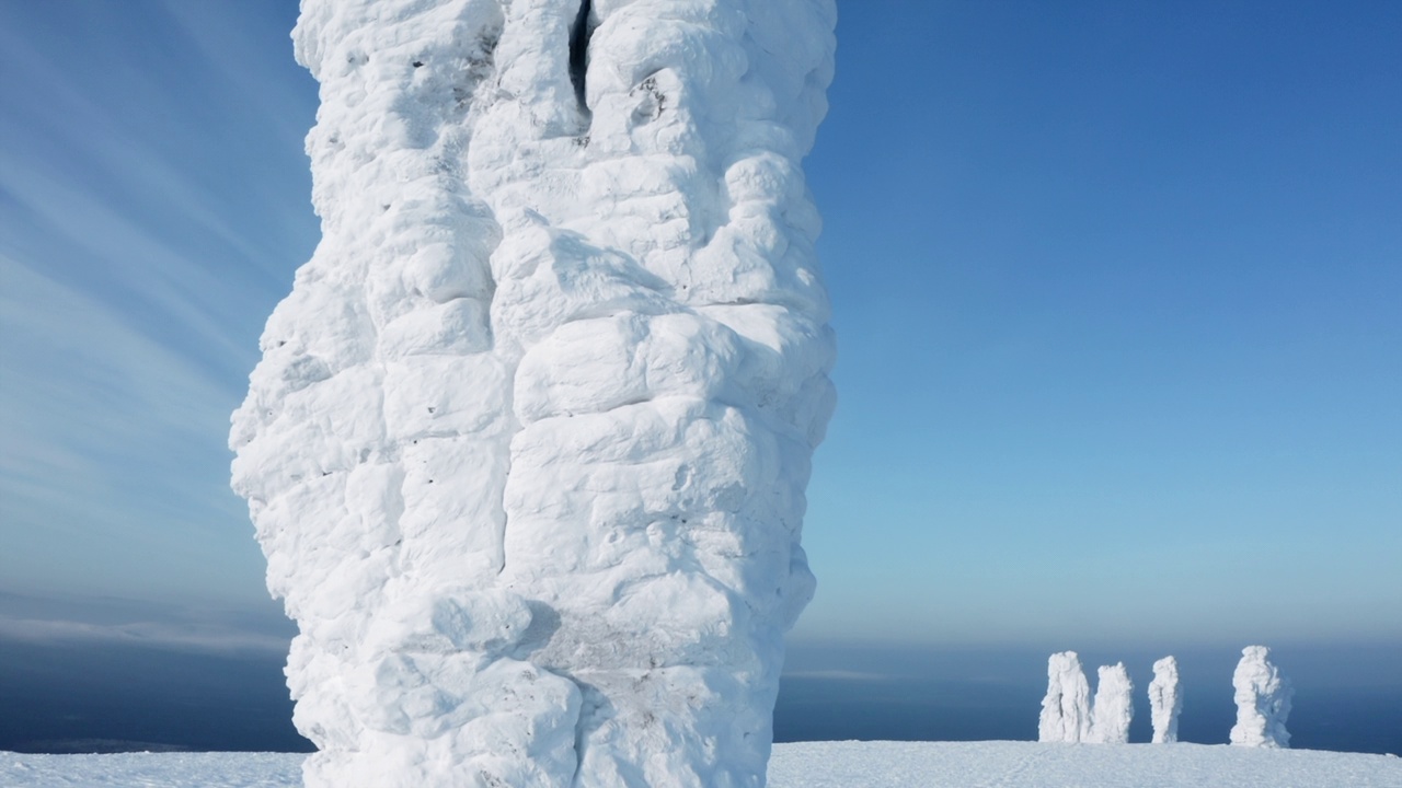 冰封的雪山。夹。白天的景色是巨大的山峰矗立在冰下。高质量的全高清镜头视频素材