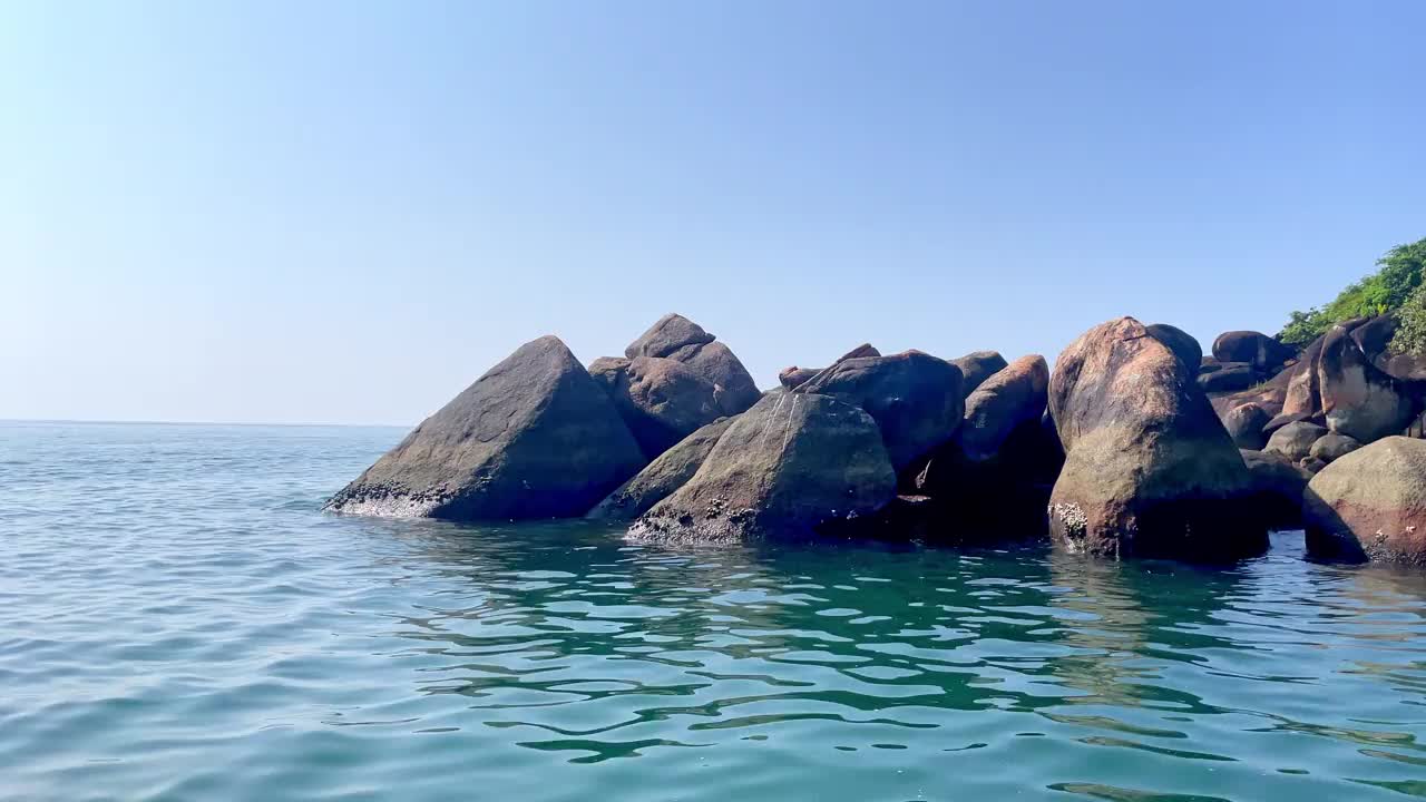 印度果阿邦，平静的海浪撞击岩石视频素材