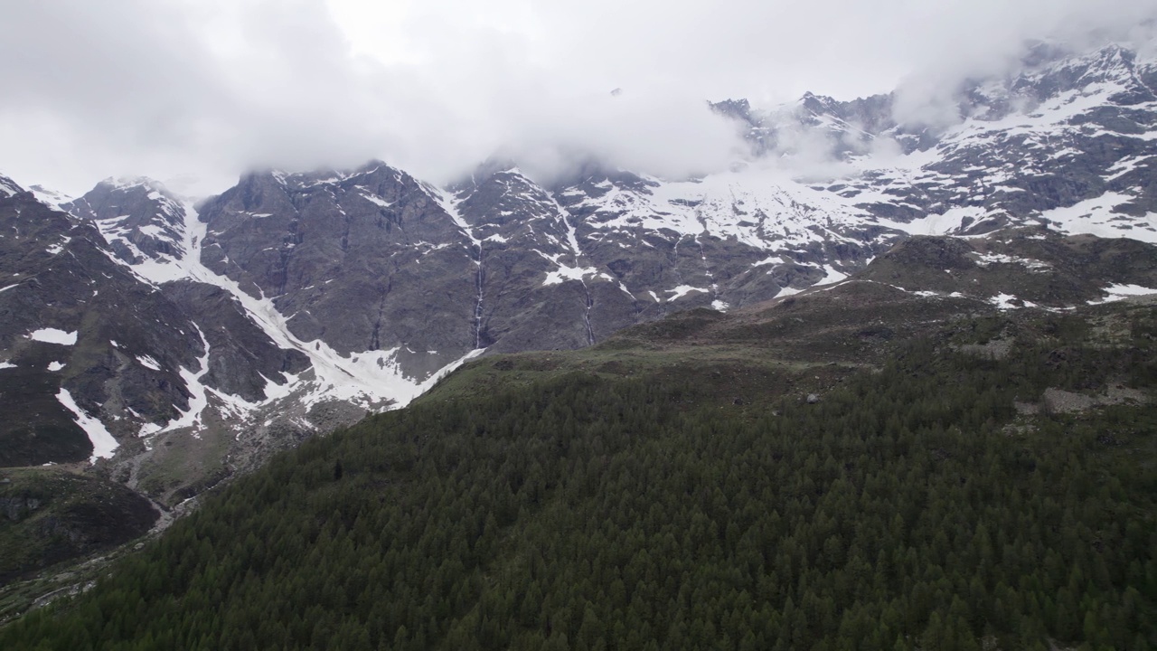 意大利阿尔卑斯山脉地形崎岖，白雪皑皑，山峰多云视频素材