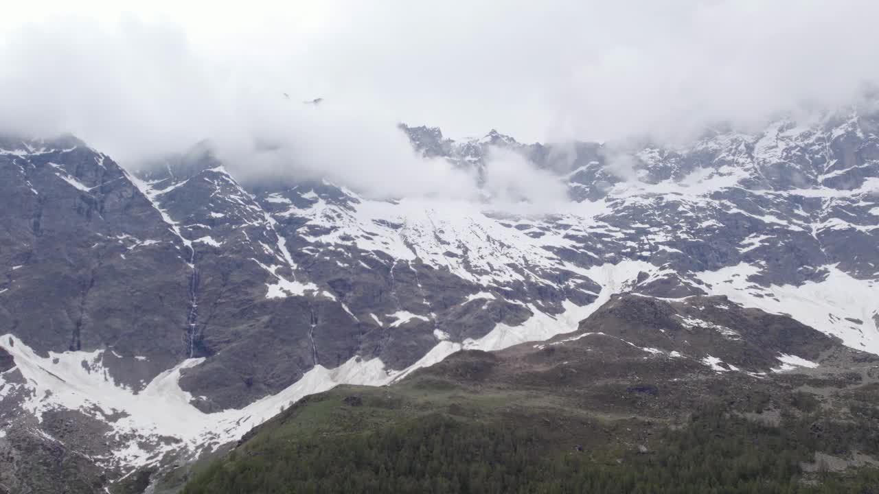 云雪覆盖山峰意大利阿尔卑斯山脉崎岖的自然景观无人机视频素材