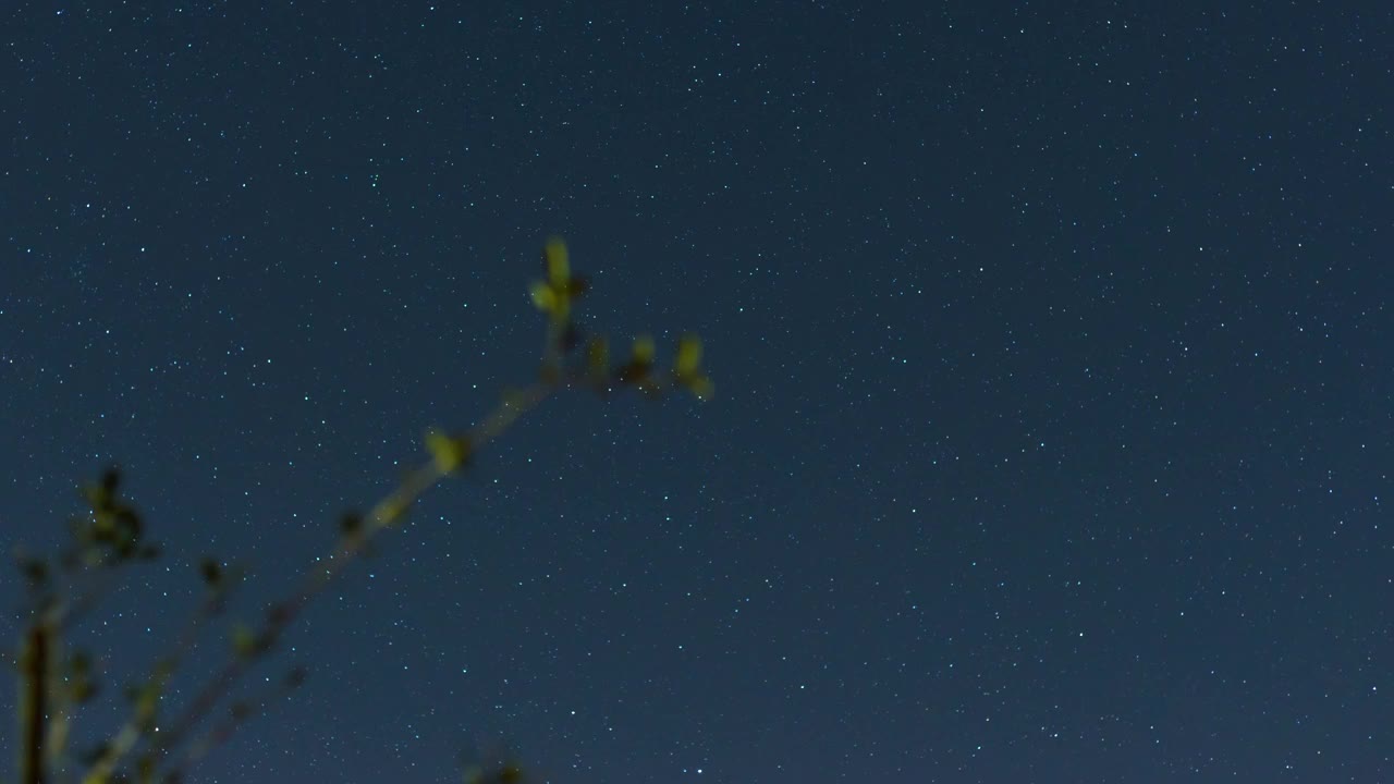 夜晚时间流逝的星星移动。看蓝天和繁星点点的夜晚视频素材