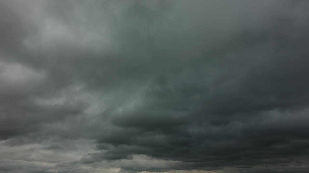 风暴云移动的时间推移与多云景观与夏雨。运动云和全球变暖概念。雷暴天气下的自然环境。戏剧性的天空视频素材