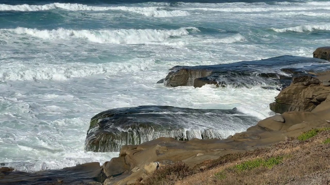 加州拉霍亚，海浪冲击着海岸视频素材