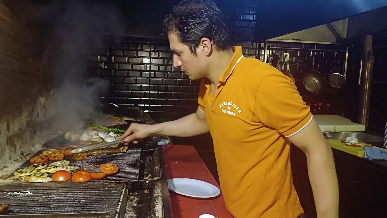 厨师在餐厅准备食物视频素材