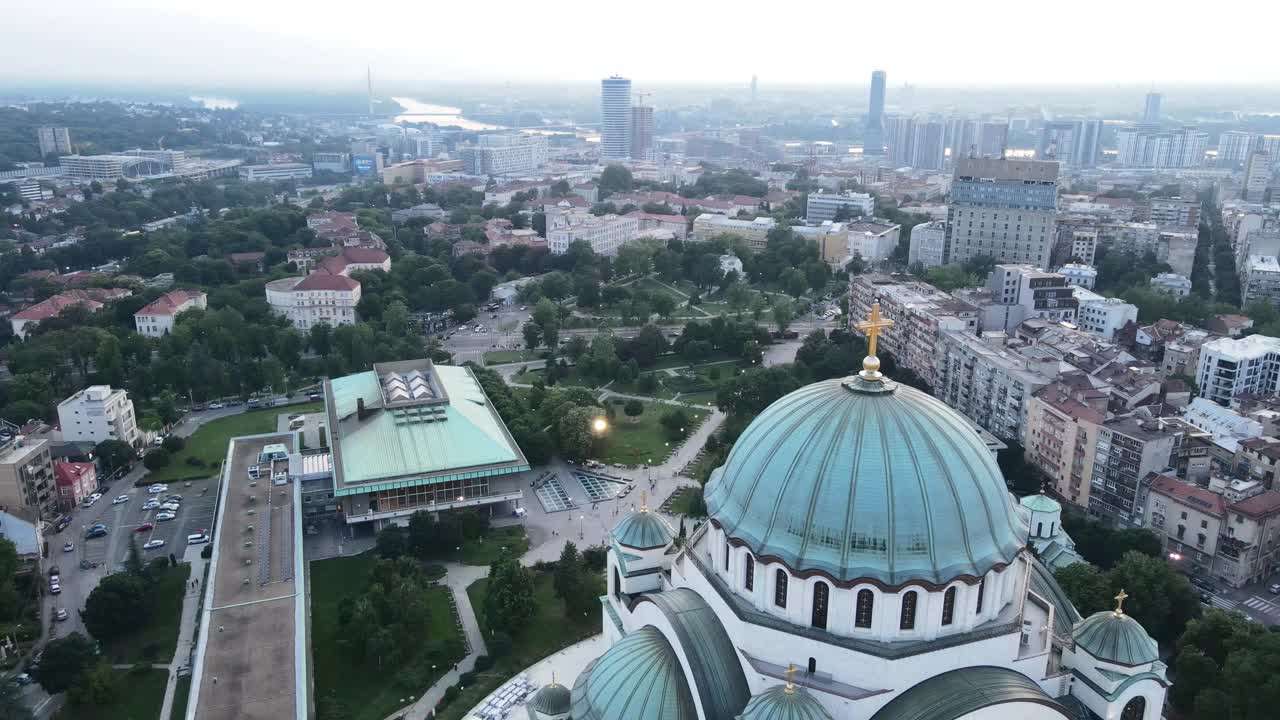 贝尔格莱德的城市。塞尔维亚首都贝尔格莱德与圣萨瓦教堂的鸟瞰图。贝尔格莱德，塞尔维亚视频下载