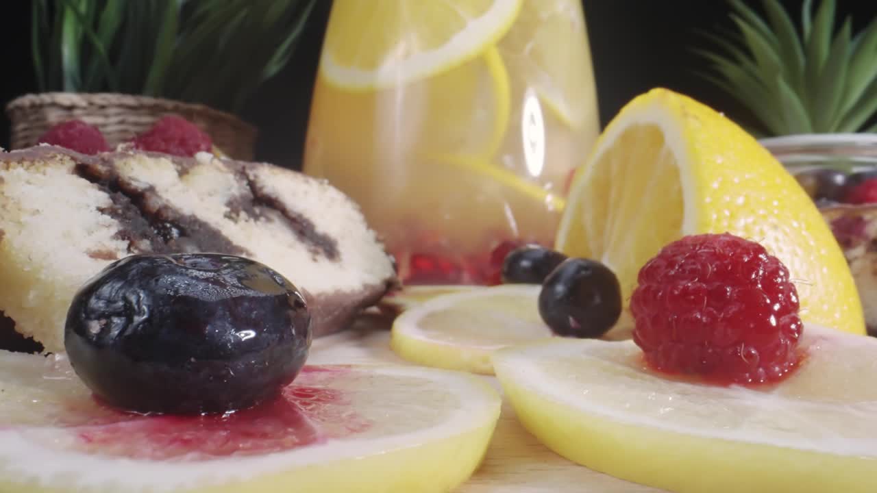 在玻璃罐中混合新鲜健康的浆果汁，用微距镜头拍摄各种水果，探头拍摄视频素材
