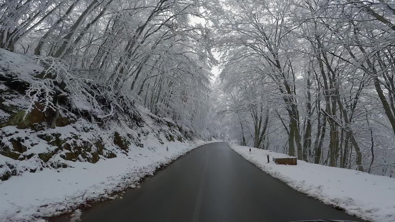 早上在湿滑的冬天路上开车，pov视频素材