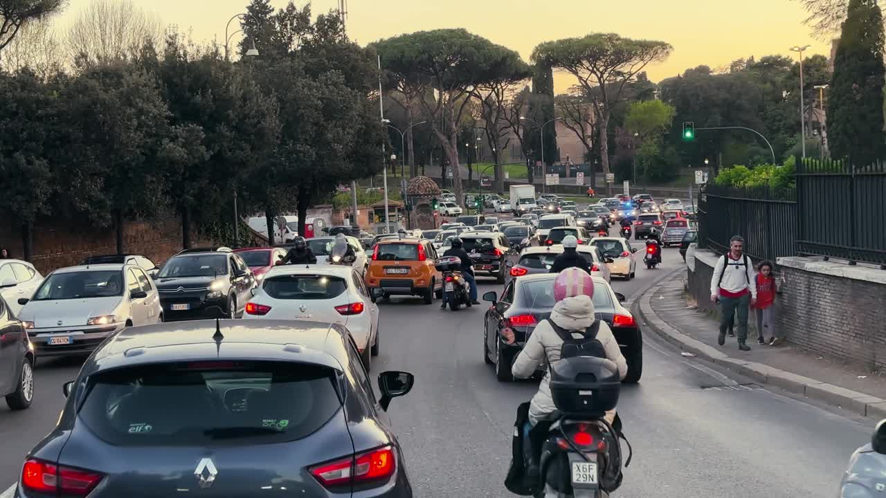 日落时分，在意大利罗马繁忙的街道上开车视频素材
