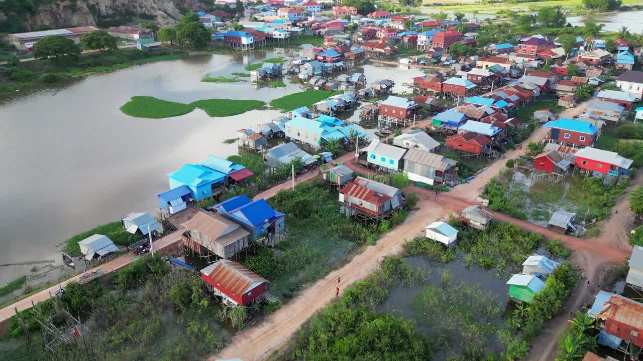 柬埔寨暹粒洞里萨湖高跷房屋和乡村生活视频素材