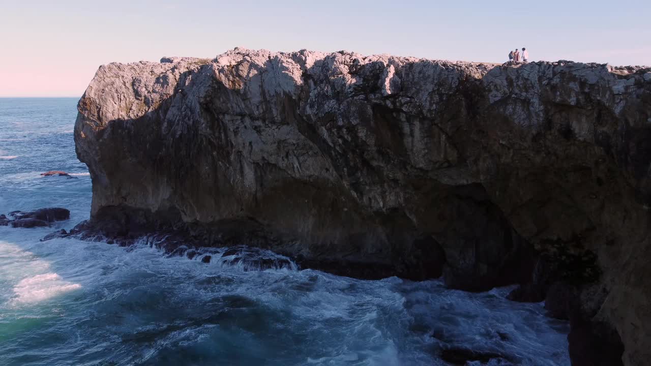 阿斯图里亚斯西班牙海岸线鸟瞰图视频素材