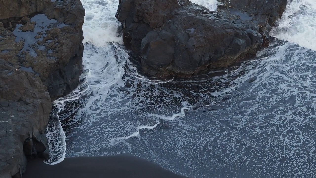 有火山黑色沙的海滩视频下载