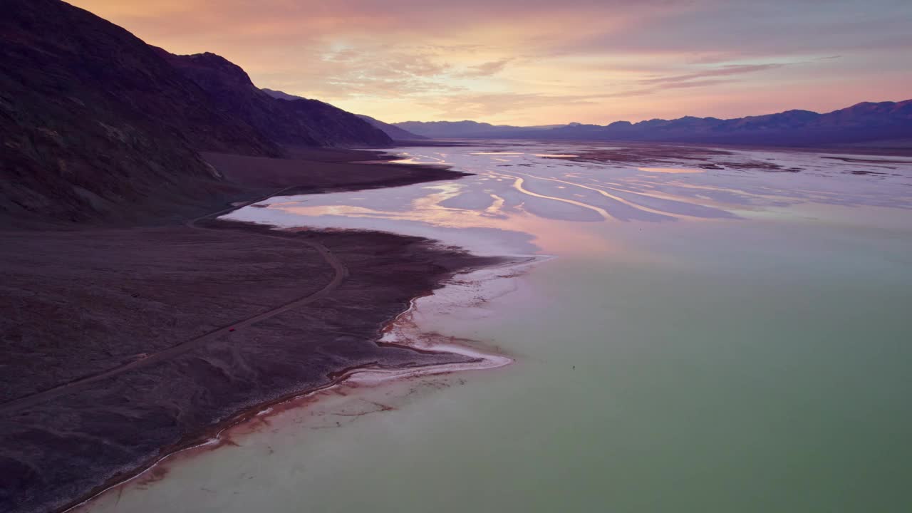 加州死亡谷国家公园Bad water Basin的日出，可以看到望远镜山。坏水盆地盐滩无人机视频视频素材