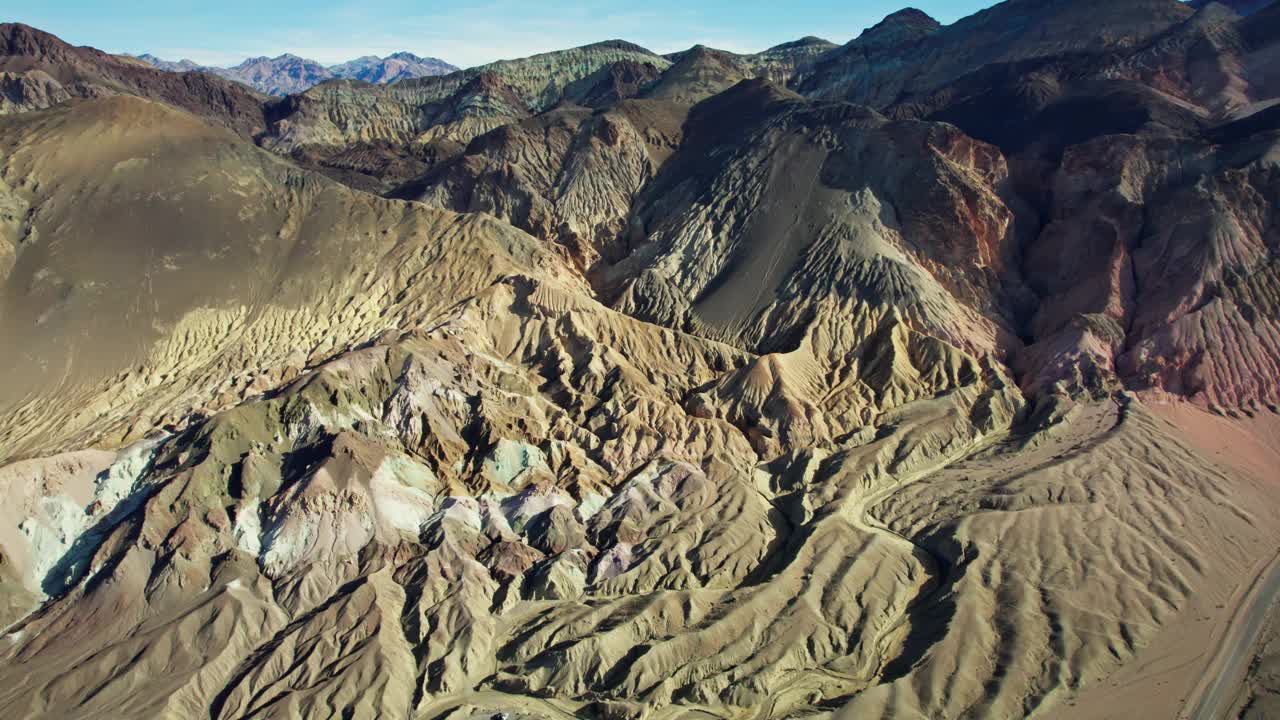 死亡谷国家公园的艺术家调色板，无人机视图。加州的望远镜峰山脉的背景航拍视频视频素材