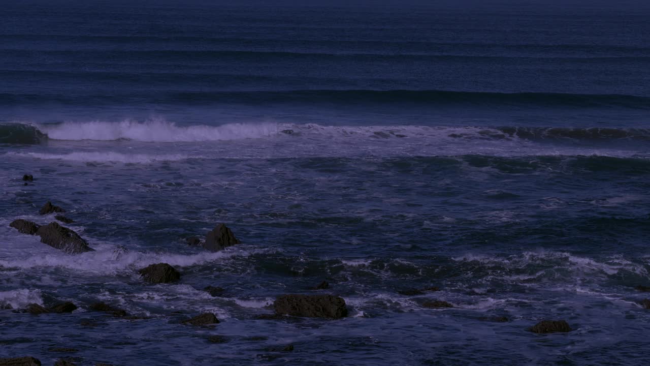 日落时分，坎塔布连海的海浪拍打着海滩视频素材