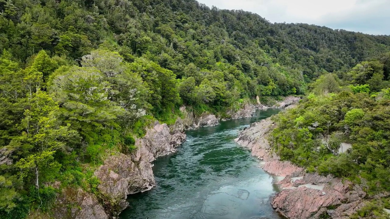 布勒峡谷秋千桥:在自然美景中惊险刺激视频素材