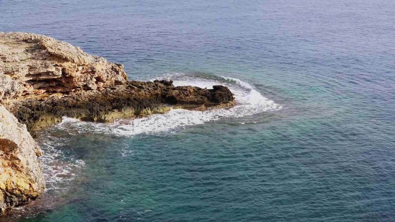 在一个阳光明媚的冬日早晨，鸟瞰马略卡岛的岩石海岸。西班牙视频素材