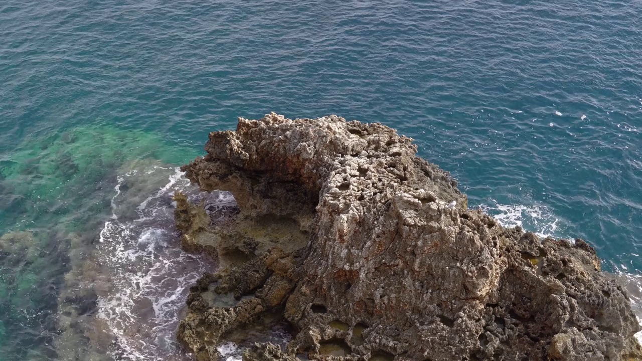 在一个阳光明媚的冬日早晨，鸟瞰马略卡岛的岩石海岸。西班牙视频下载