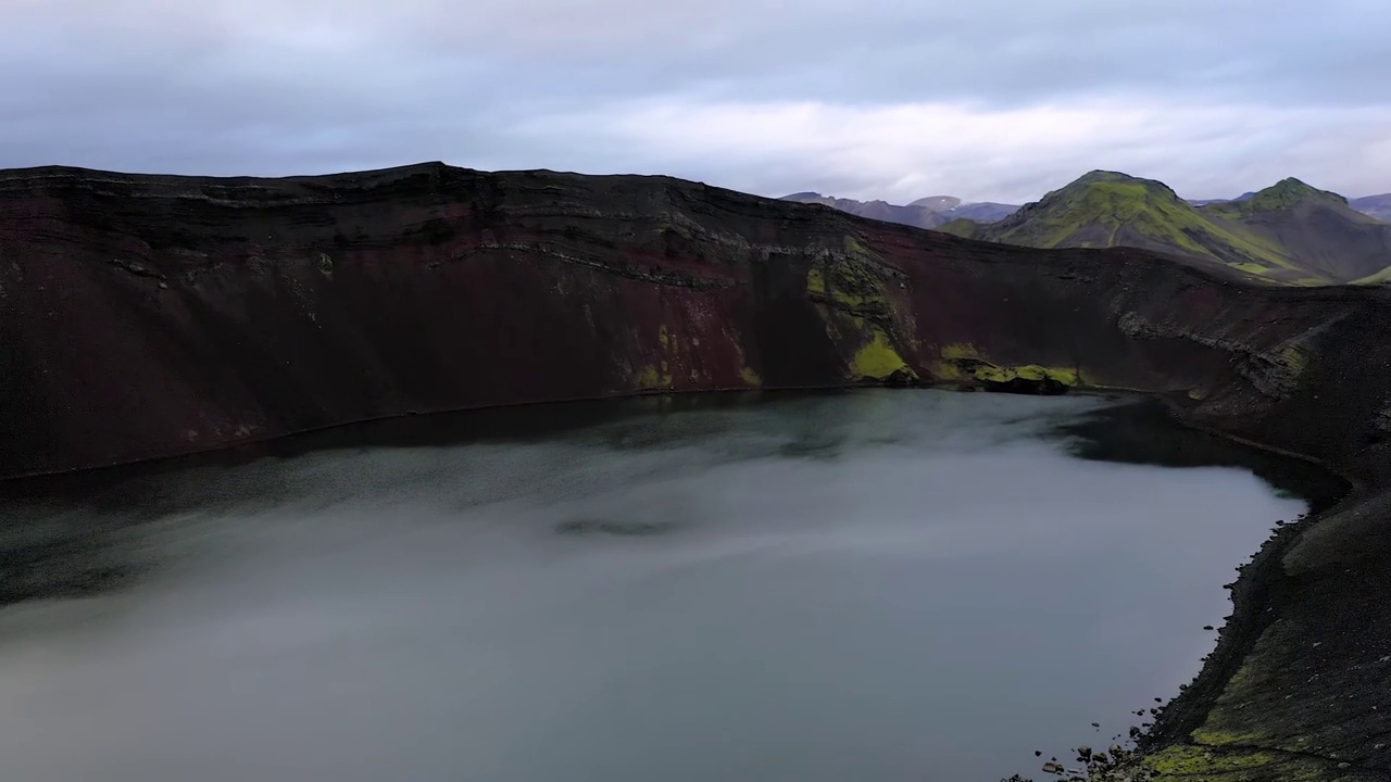 冰岛南部的Blahylur火山口湖视频素材