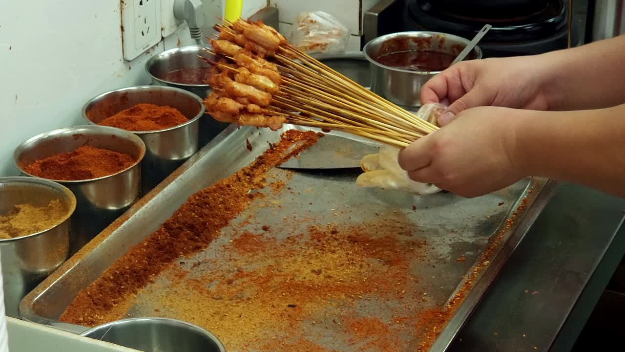 男子往烧饼里加香料视频下载