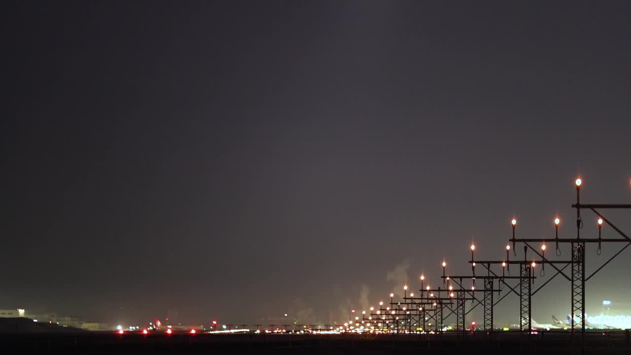 飞机在夜间降落在机场视频下载