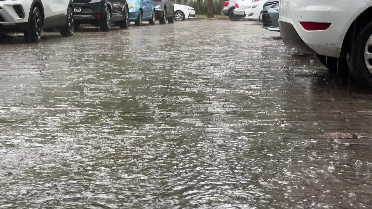 靠近停车场的雨滴视频素材