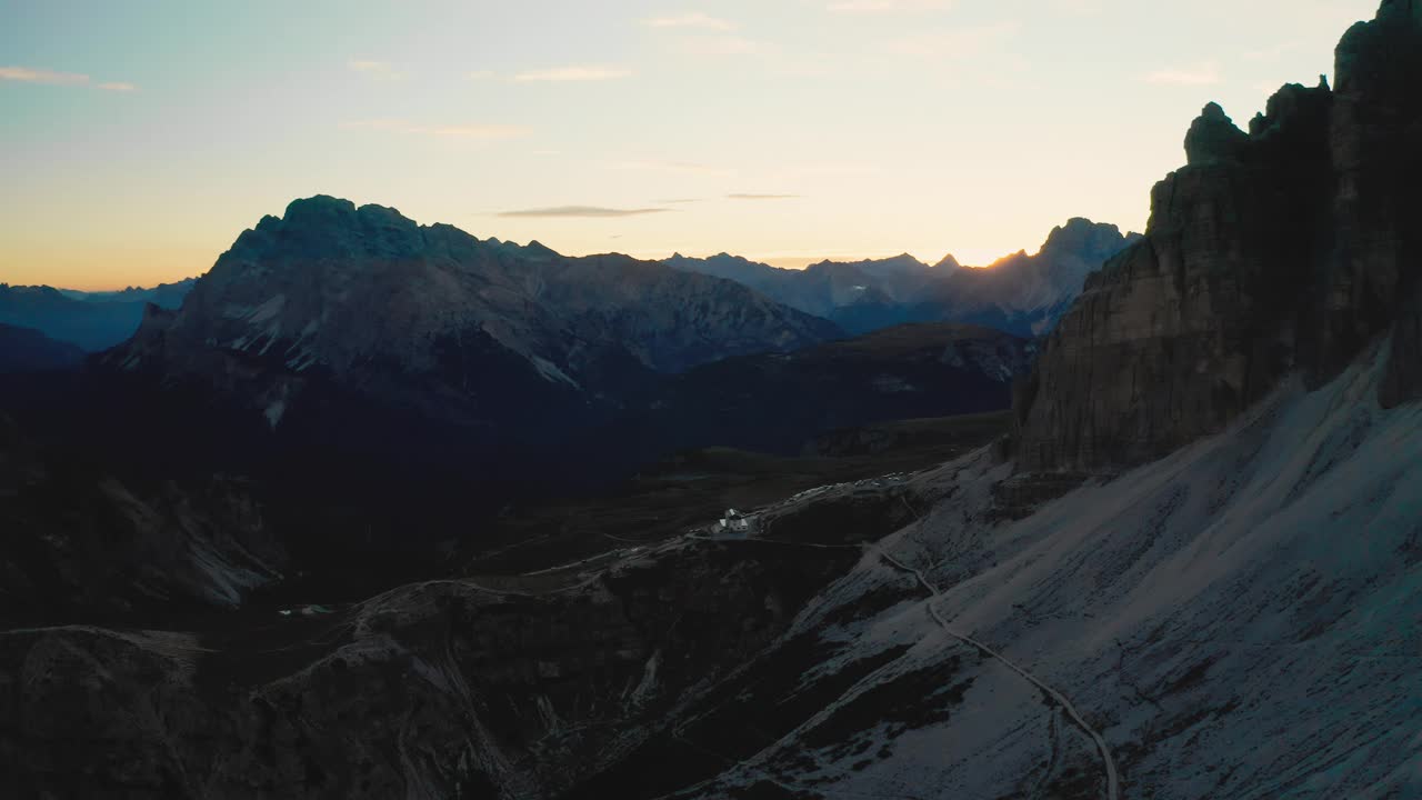 日落在雄伟的意大利阿尔卑斯山脉拉瓦雷多山脉视频素材