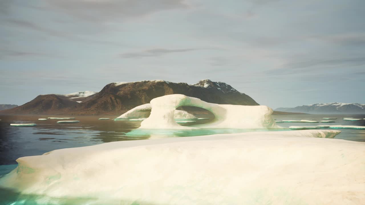 冰山:漂浮在湖中央的巨大冰山视频素材