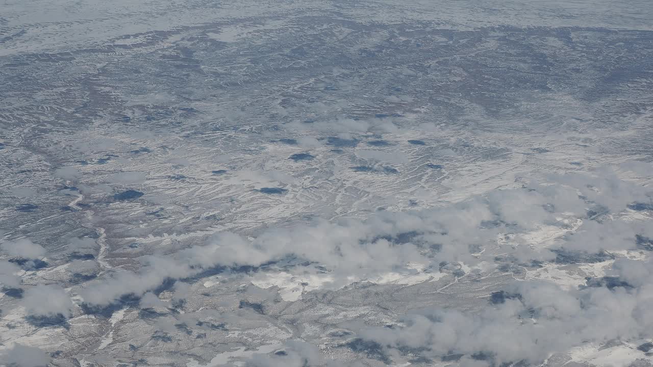 冬季在北美上空飞行。飞机窗外的风景视频下载