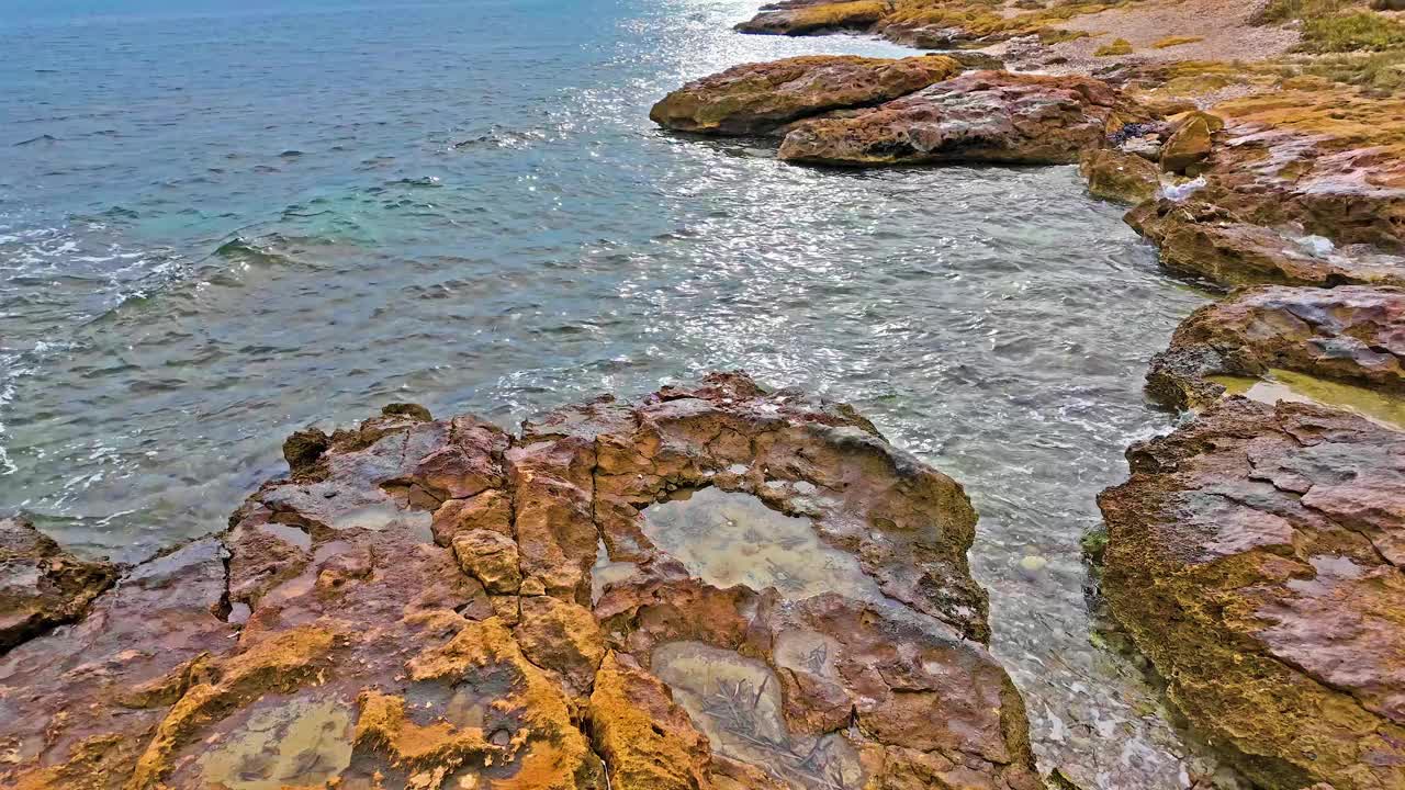 清澈的海水拍打着岩石视频素材