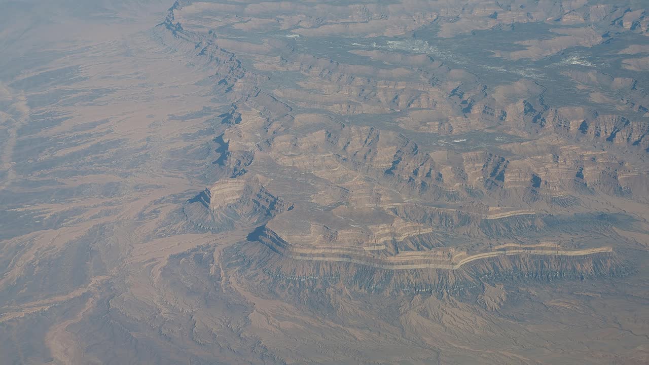 飞越北美。从飞机窗口看到的令人惊叹的风景。山区景观视频素材