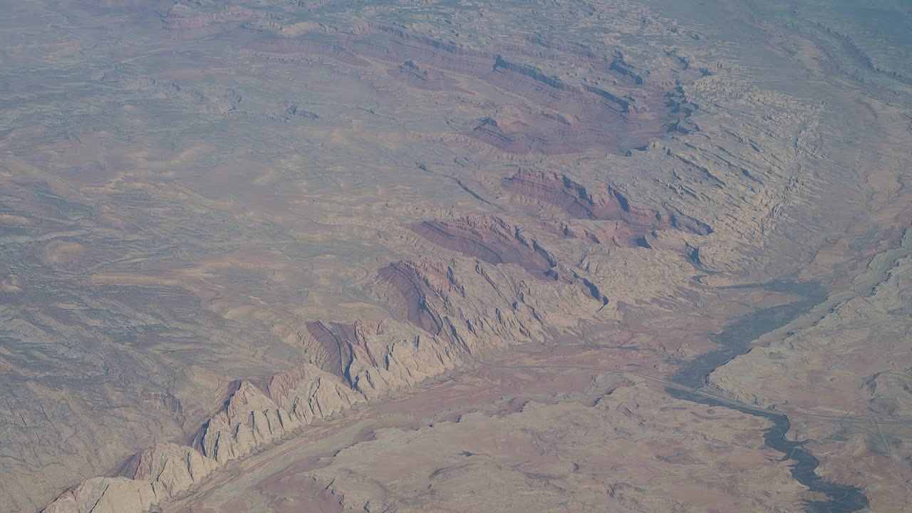 飞越北美。从飞机窗口看到的令人惊叹的风景。山区景观视频素材