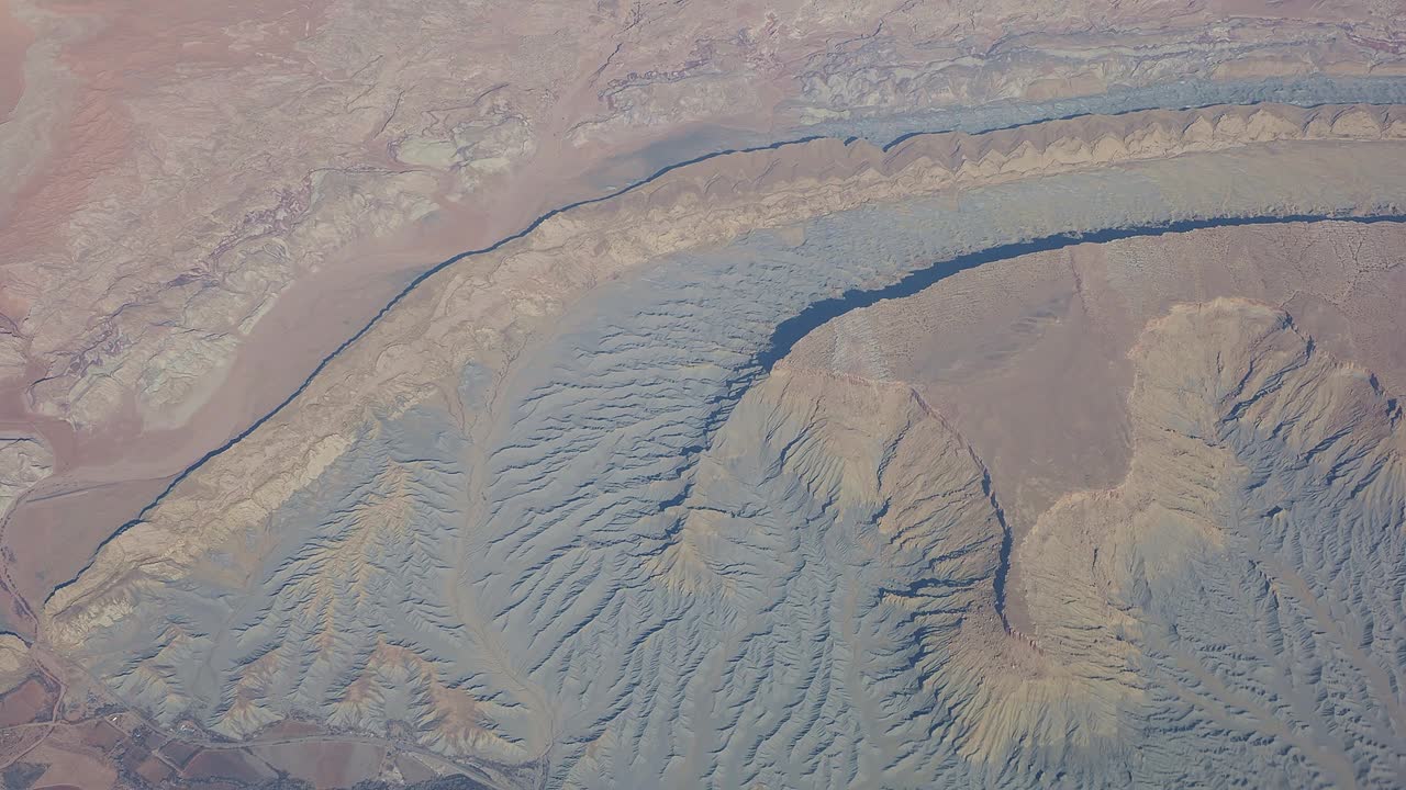 飞越北美。从飞机窗口看到的令人惊叹的风景。山区景观视频下载