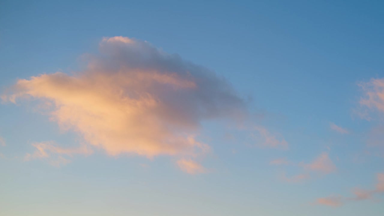 晚霞被橘黄色的夕阳照亮，时间流逝视频素材