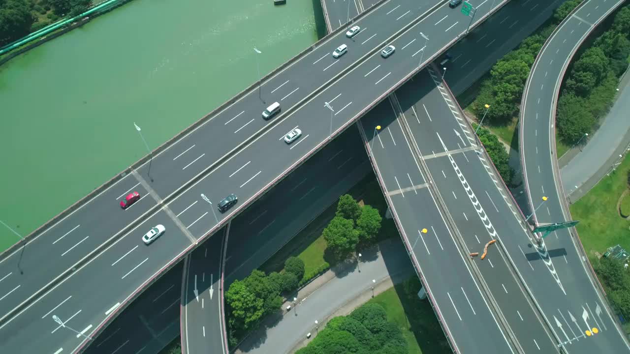 空中无人机俯瞰高速公路多层次路口道路的轨道与移动的汽车在白天。城市的概念。苏州，中国。视频素材