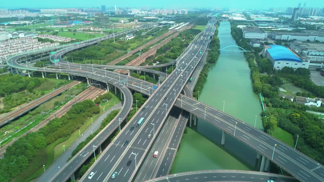 空中无人机轨道视图的高速公路多层次路口道路移动车辆在白天。城市的概念。苏州，中国。视频素材