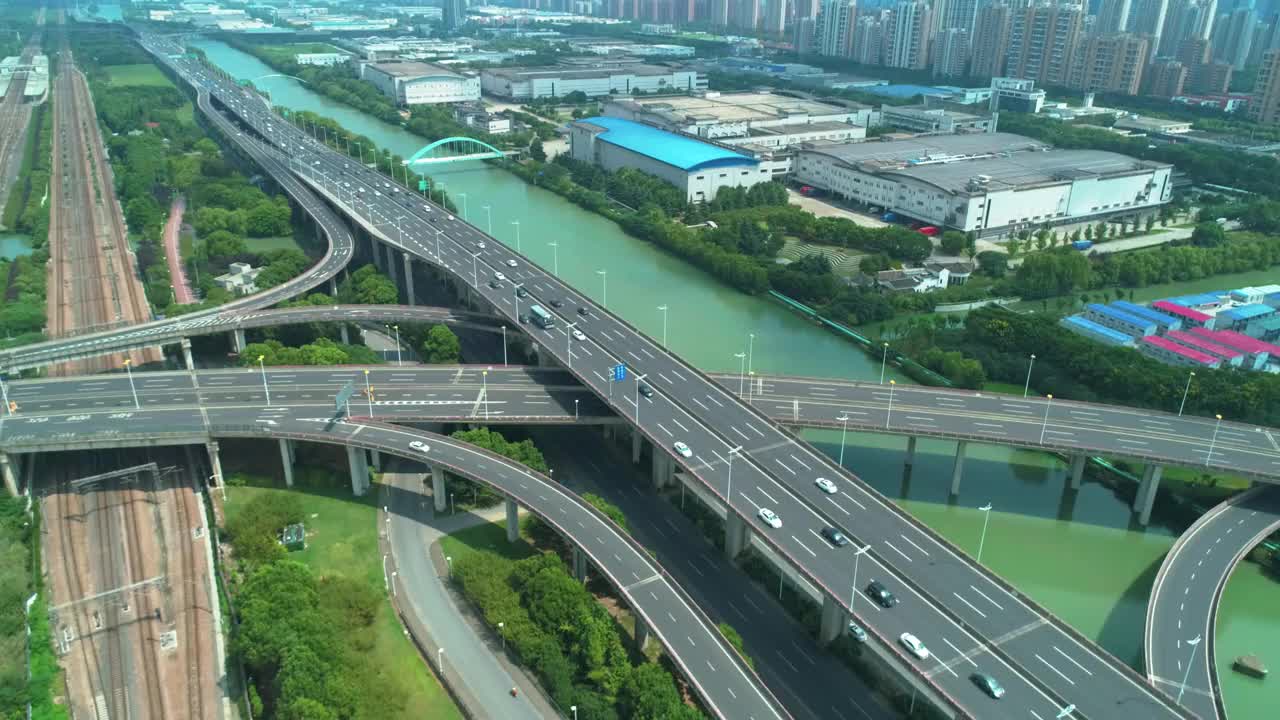 航拍无人机的高速公路多层次路口道路与移动的汽车在白天。镜头向前移动。城市的概念。苏州，中国。视频素材