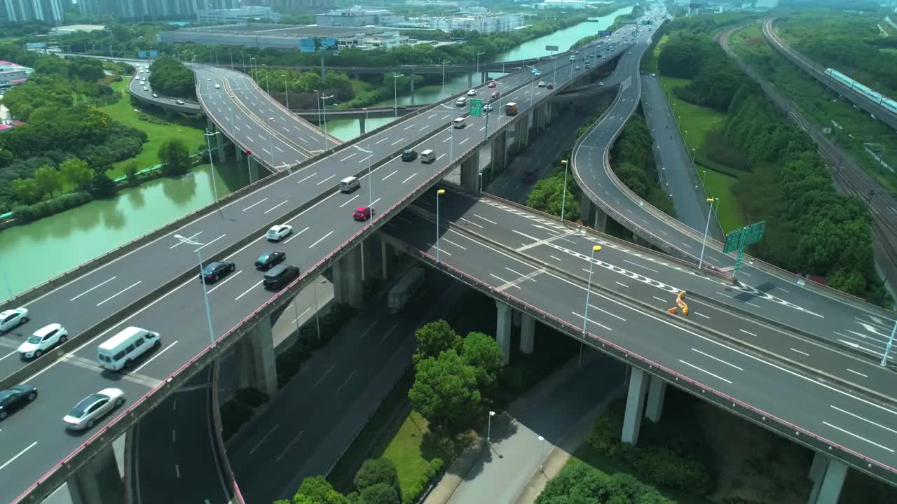 空中无人机轨道视图的高速公路多层次路口道路移动车辆在白天。城市的概念。苏州，中国。视频素材