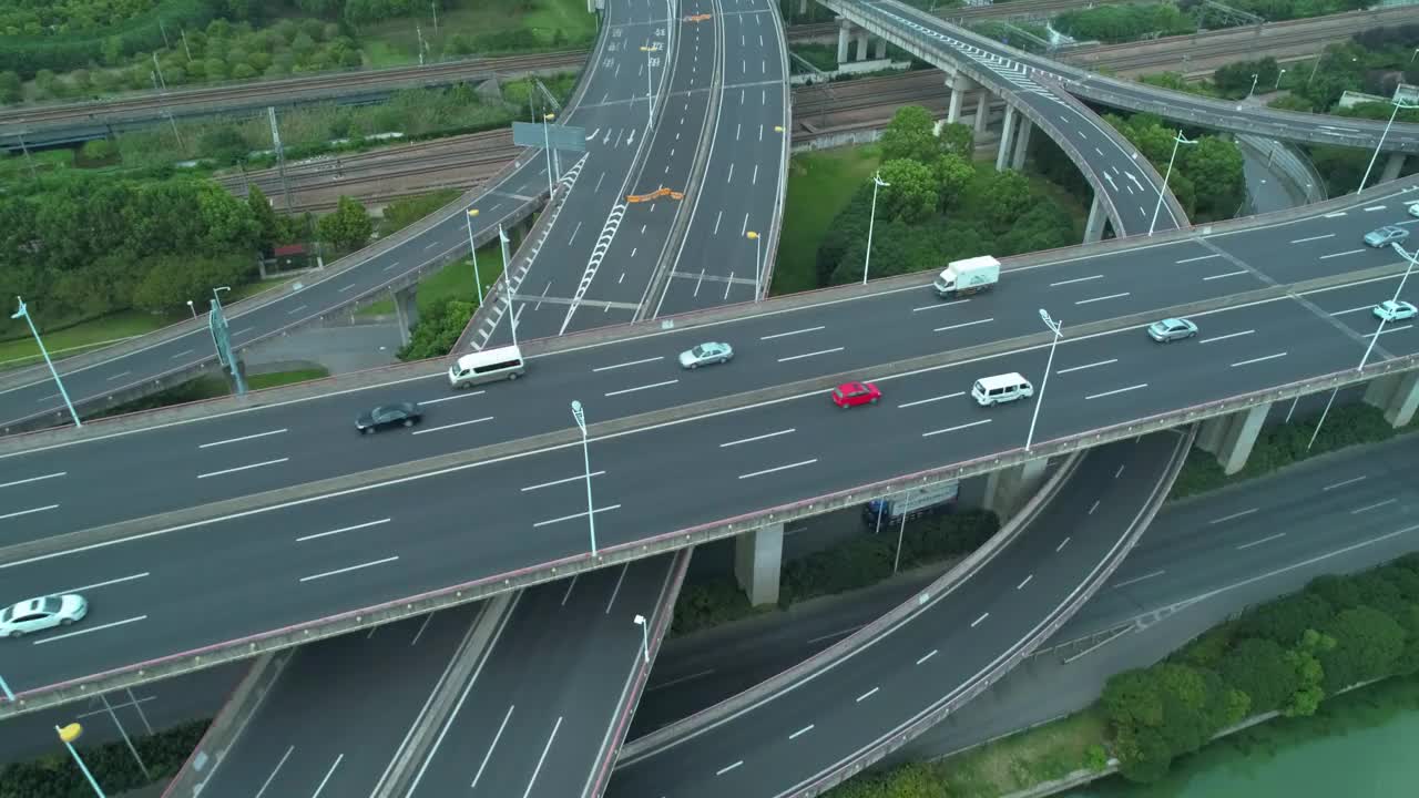 航拍无人机的高速公路多层次路口道路与移动的汽车在白天。镜头向后移动。城市的概念。苏州，中国。视频素材