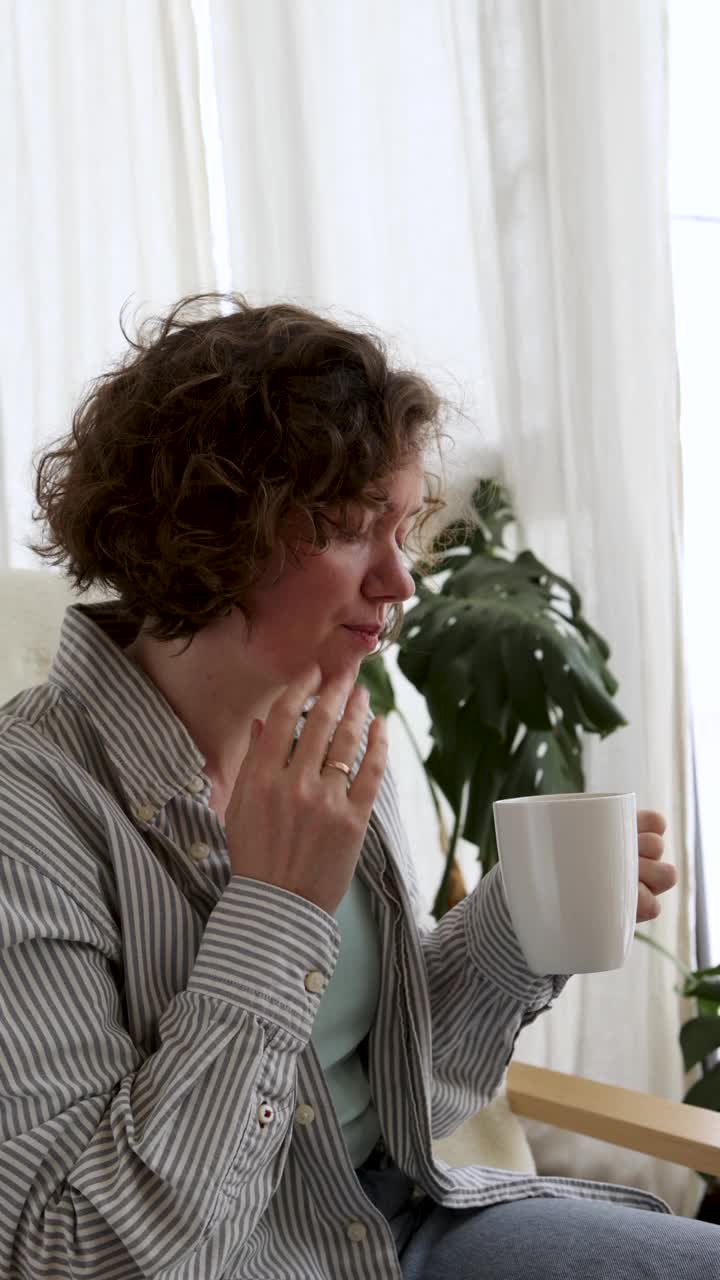 女人在用杯子喝热饮，侧视图，复制空间视频素材