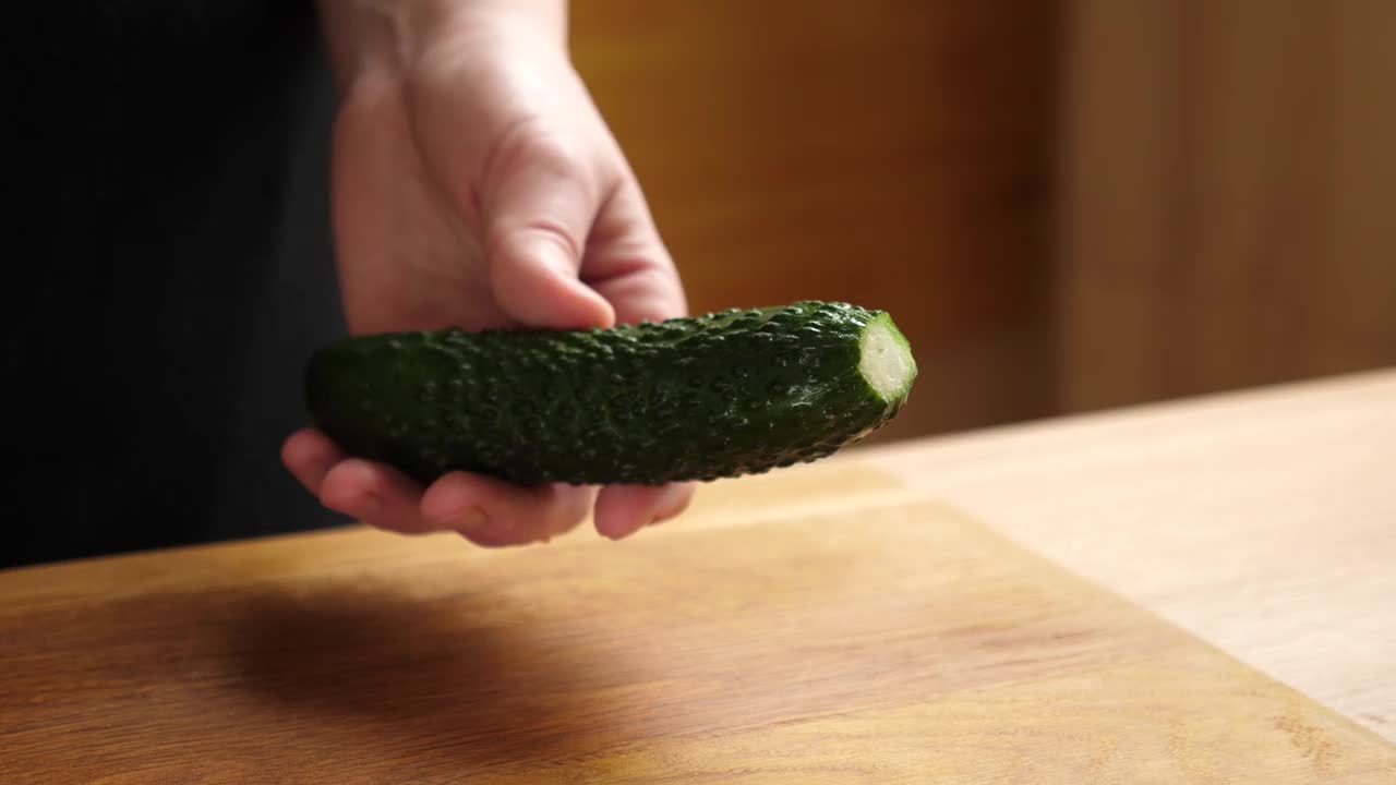 新鲜的黄瓜被切成小块用于烹饪。制作黄瓜菜视频素材